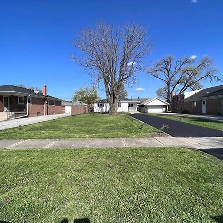Modern 3Bed 2Bath Ranch With Diy Art Porch 3Tvs And Huge Front Yard To Enjoy! Villa Calumet City Buitenkant foto